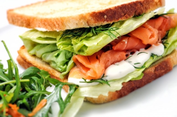 Sandwich de salmon, queso y rucula con pan de cereales